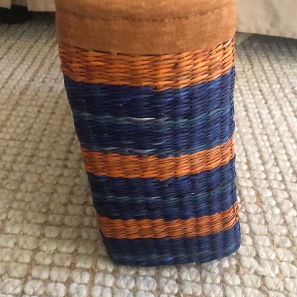 Gorgeous brand new straw tote bag. 14x10 suede handles - Picture 6 of 9